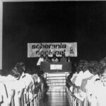 Acto de la Liga Comunista Revolucionaria (LCR) en la Escuela de Magisterio en Tenerife en el contexto de las elecciones al Parlamento Europeo (1989). En la imagen: Begoña Zabala (LKI), Carmiacu Pérez y Anselmo Fariña (Canarias) Alain Krivine (Francia), secretario de la IV Internacional