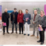 Foto de grupo del vicerrector y los galardonados con el Premio de Pintura Enrique Lite.