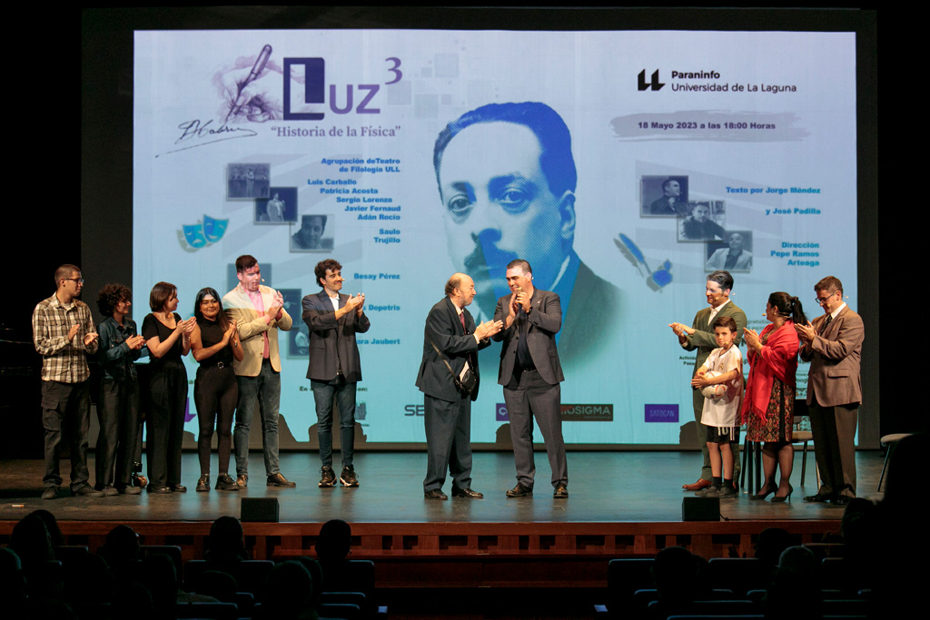 En el centro de la imagen, el nieto de Blas Cabrera, Luis Cabrera; y el organizador de este ciclo, Jorge Méndez, al final de la representación, junto al elenco participante y otros familiares del homenajeado.