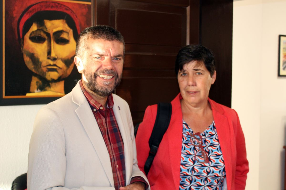 El rector de la ULL, Francisco García, y la consejera insular Blanca Delia Pérez, tras la firma del acuerdo celebrada en el Rectorado.