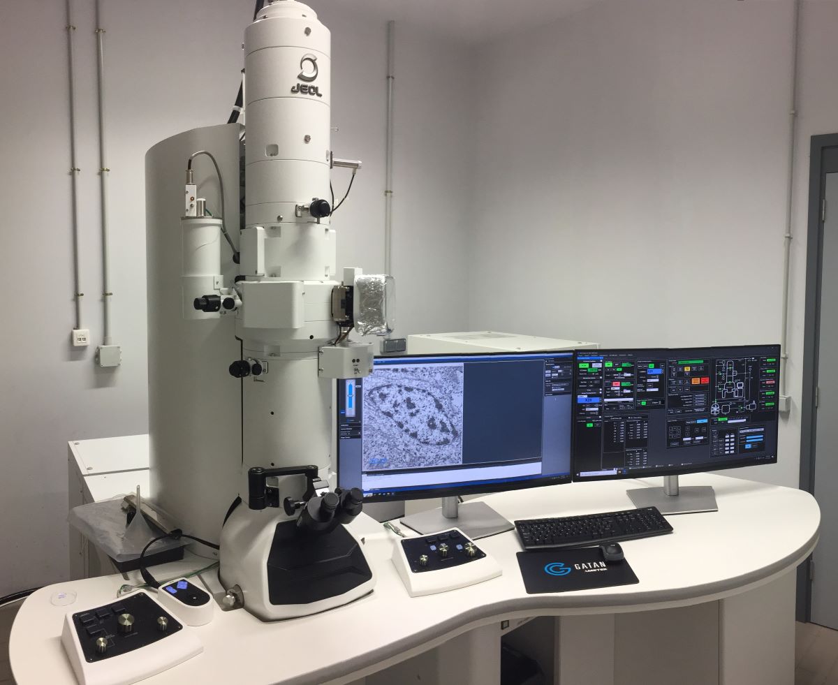 Imagen del nuevo microscopio electrónico, ya instalado en su ubicación final.