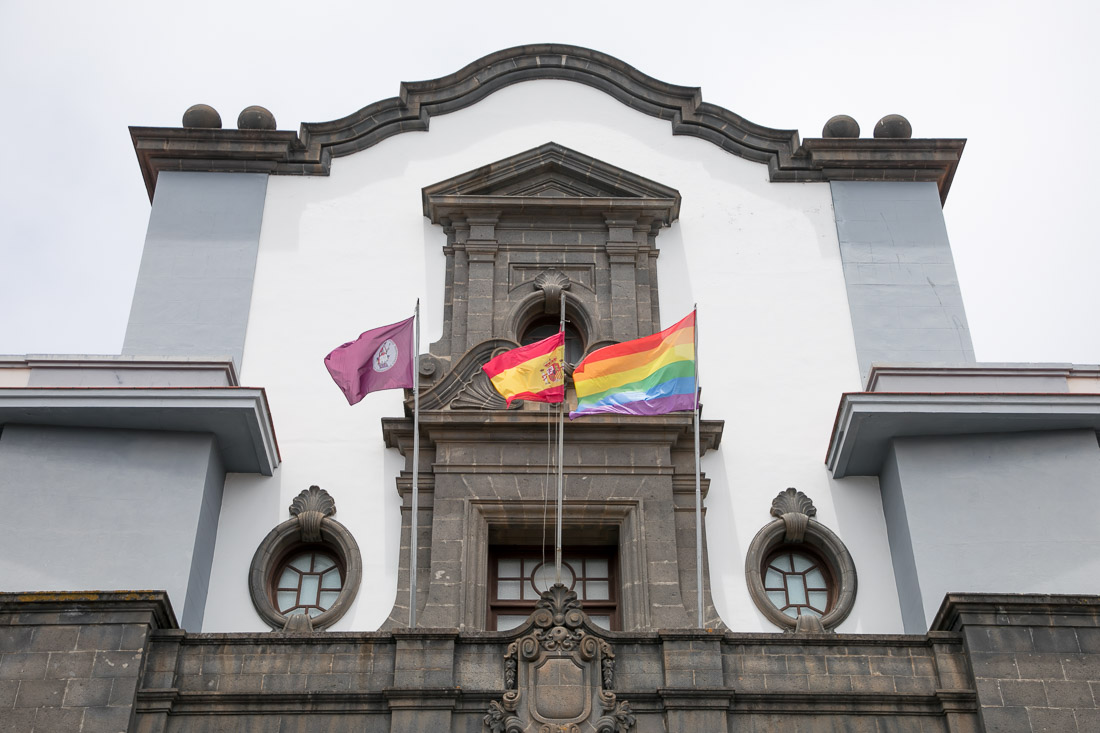Bandera de los colectivos LGTBIQ+ ondeando en la fachada del Edificio Central de la ULL,