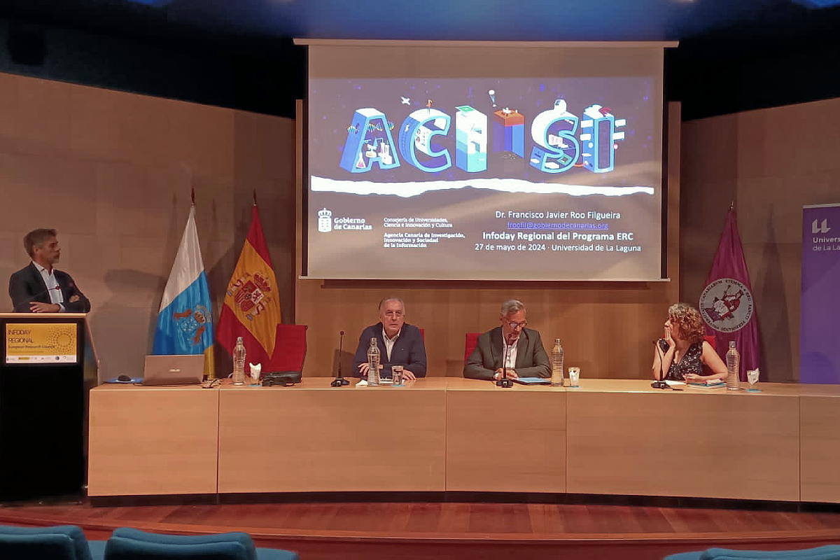 En la mesa de apertura de la jornada, el vicerrector Antonio Aparicio; el director de la ACIISI, Javier Franco; y la NC de la FECYT, Leticia Riaza.