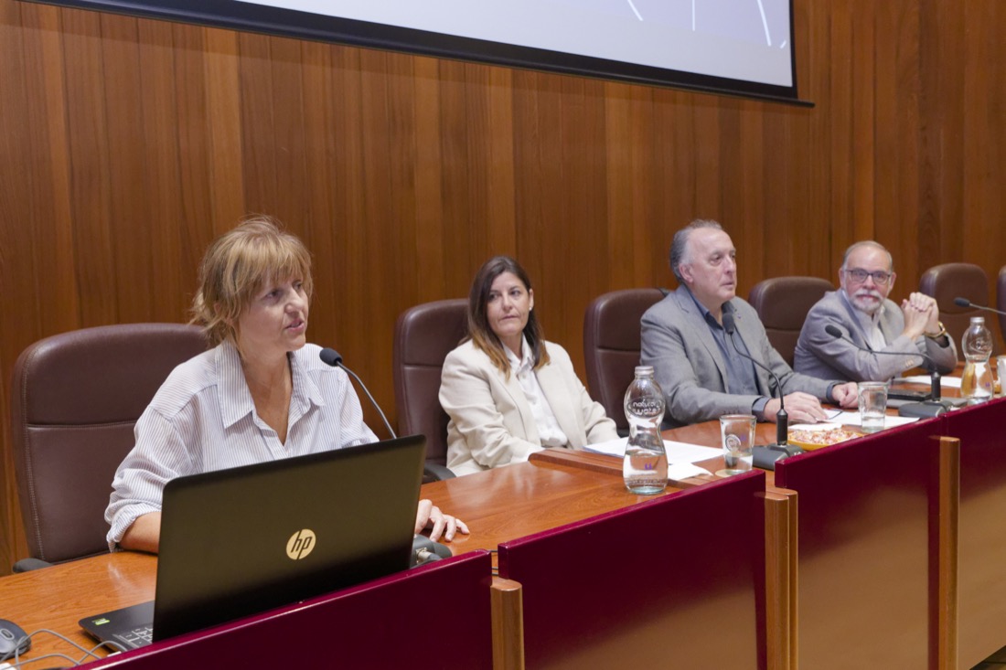 De izquierda a derecha en la mesa inaugural: Inés Ruiz, Belén Nieto, Antonio Aparicio y José Adrián García.