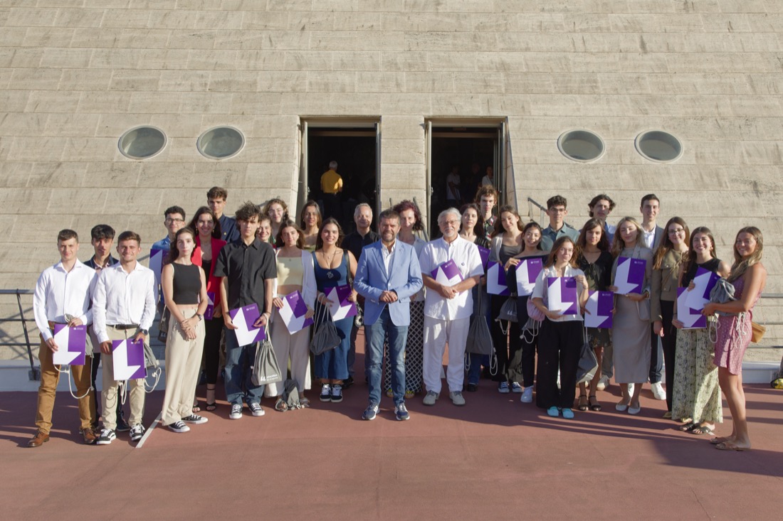 Foto del grupo tras el acto celebrado en el edificio La Pirámide de la Facultad de Ciencias Sociales y de la Comunicación.