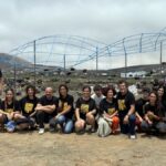 Alumnado y profesorado del Campus de Escultura de Lanzarote posan con la obra final.