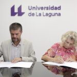 El rector, Francisco García, y María Jesús García Cabrera firman el acta de donación.