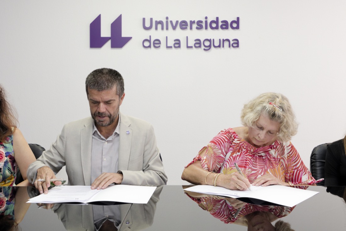 El rector, Francisco García, y María Jesús García Cabrera firman el acta de donación.