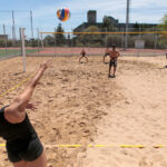 Imagen de un partido de vóley playa mixto disputado en la ULL durante el Campeonato Universitario de Canarias celebrado en mayo de 2024.