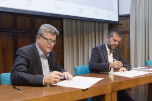 José Carlos Acha y Francisco García, durante la firma celebrada ayer en el Edificio Central.