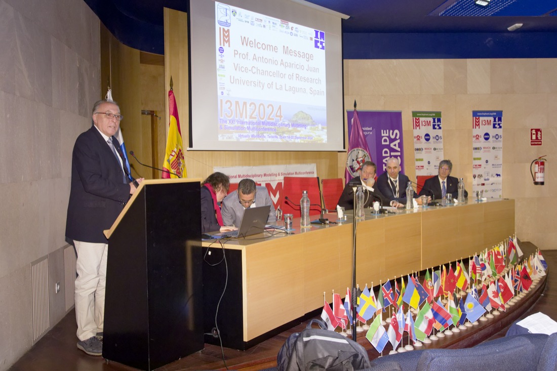 El vicerrector Antonio Aparicio, en primer término, durante la inauguración de esta multiconferencia internacional que acoge la ULL.