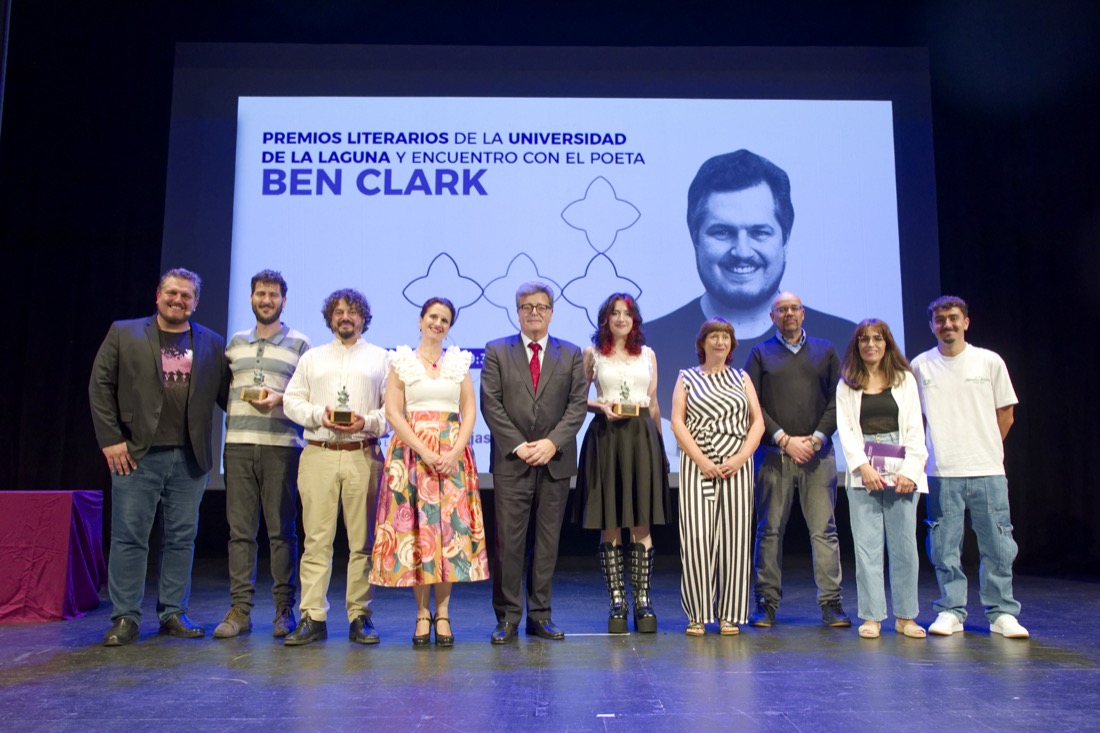 Foto de familia de los premiados y las autoridades: Ben Clark, Pablo Gallego Boutou, Jorge Gálvez, Isabel León (ULL), José Carlos Acha (Cabildo de Tenerife), Sophia Hidalgo, Isabel Castells (ULL), Daniel García Pulido, Mª Guacimara García Hernández y Javier Pérez.