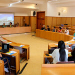 Vista general de la inauguración del curso, con la vicerrectora de Estudiantes y la presidenta de la Fundación Pizarroso en la mesa presidencial.