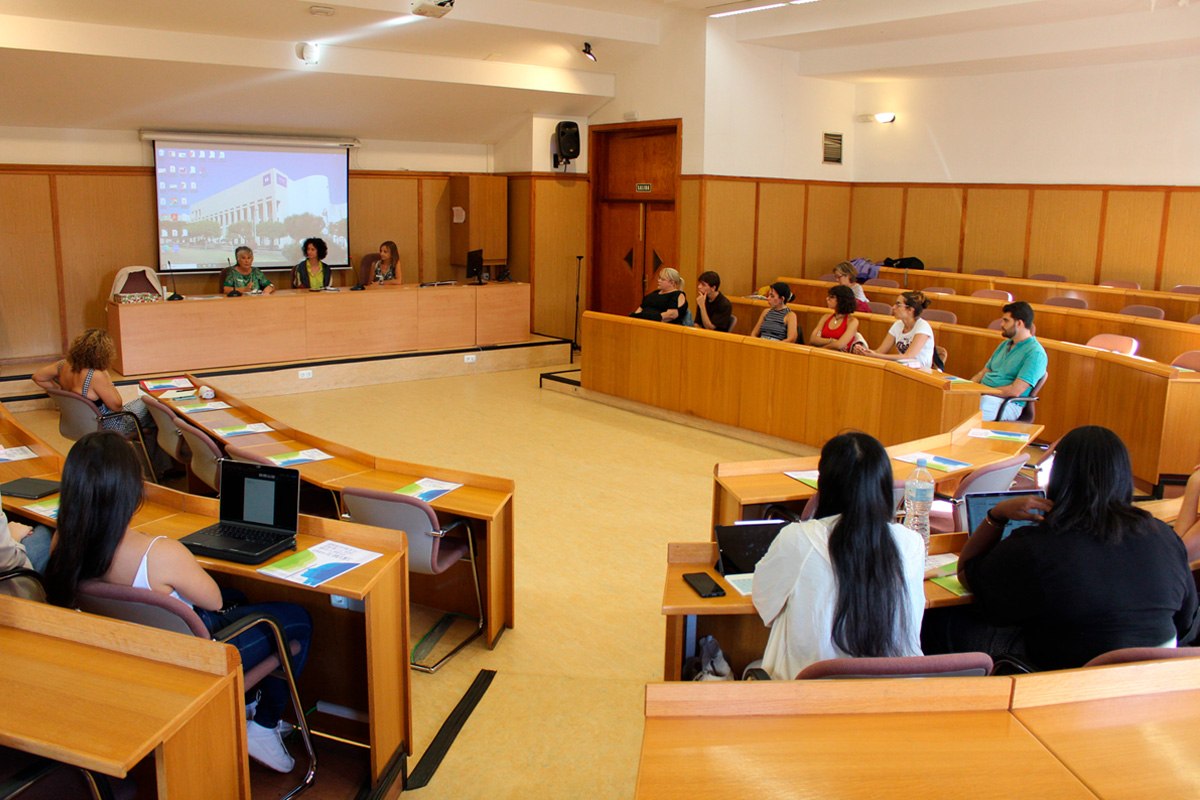 Vista general de la inauguración del curso, con la vicerrectora de Estudiantes y la presidenta de la Fundación Pizarroso en la mesa presidencial.