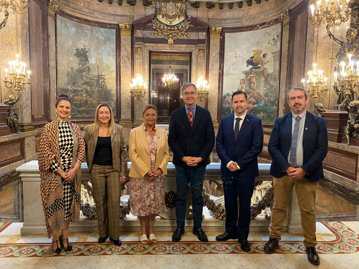 De izquierda a derecha: Isabel León (ULL), Paula Noboa (cónsul general del Ecuador en Madrid), Inmaculada González (ULL), Moisés Morera (Casa América), Pablo Martínez (ministro de la Embajada de Ecuador en España), y Roberto González (ULL).