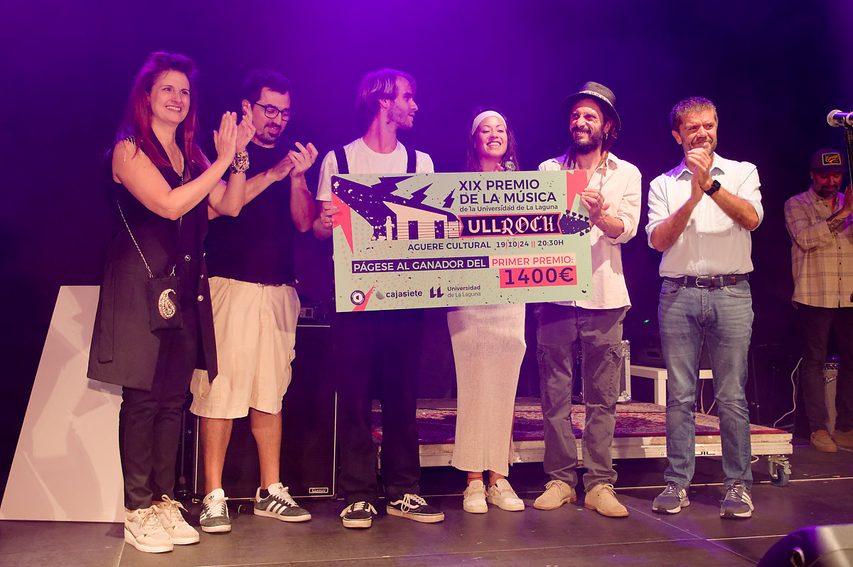 La vicerrectora de Cultura y Extensión Universitaria, Isabel León, y el rector, Francisco García, posan con Amakó, el grupo ganador de esta edición de ULL Rock.