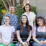 De pie, la vicerrectora, Inmaculada González, y la directora de secretariado, Judit Mendoza. Sentadas, Maddy Hull, Alexis Fintland y Chelsea Lebron.