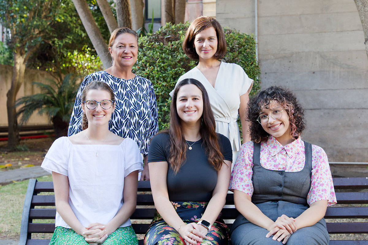 De pie, la vicerrectora, Inmaculada González, y la directora de secretariado, Judit Mendoza. Sentadas, Maddy Hull, Alexis Fintland y Chelsea Lebron.