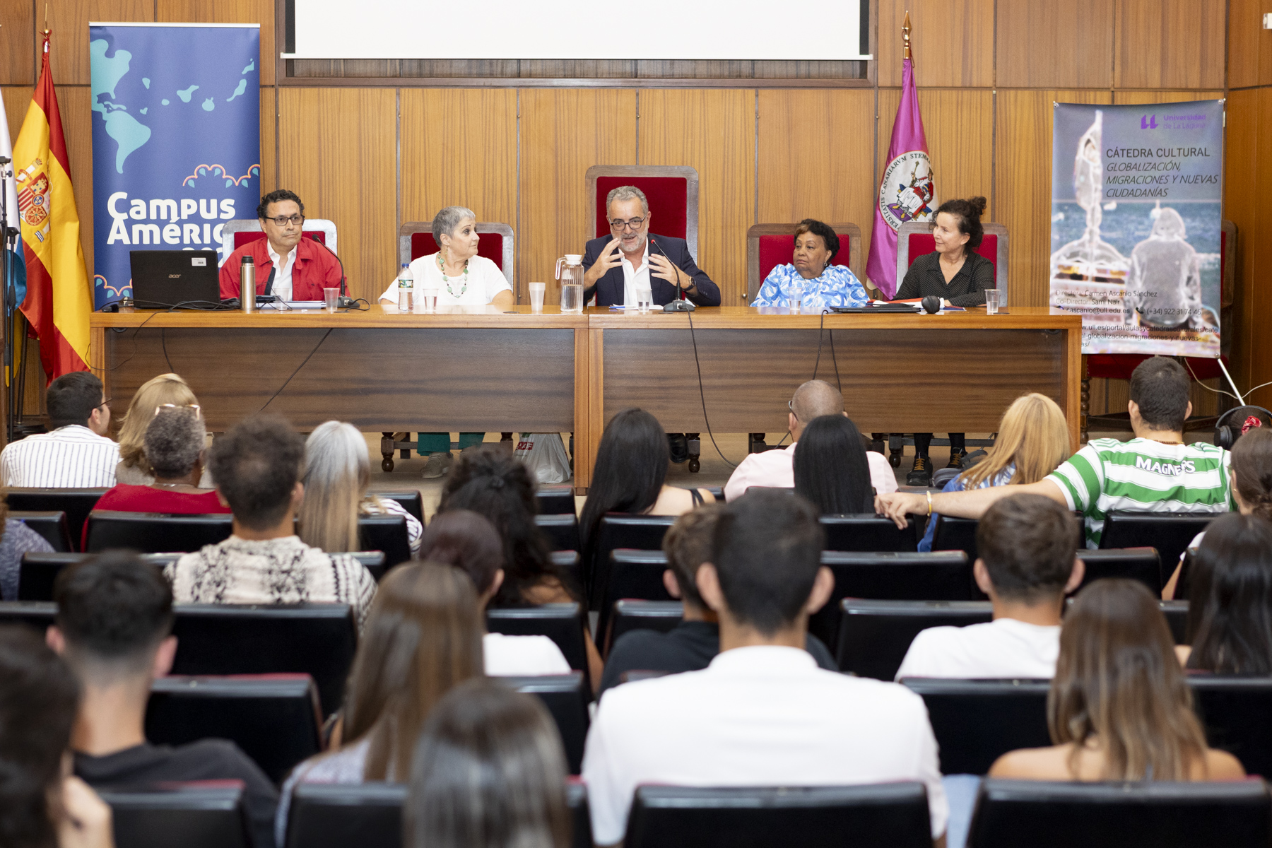 Desde la izquierda: Fabian Silva (Asociación Danzarte Canarias), Marcela Máspero (As. Solidaridad Venezuela), José Antonio Batista Medina (decano de la Facultad de Ciencias Sociales y de la Comunicación de la ULL), Paula Pimentel (Casa Dominicana en Tenerife) y Barbara Rostecka (Cátedra Cultural Globalización, Migraciones y Nuevas Ciudadanías).