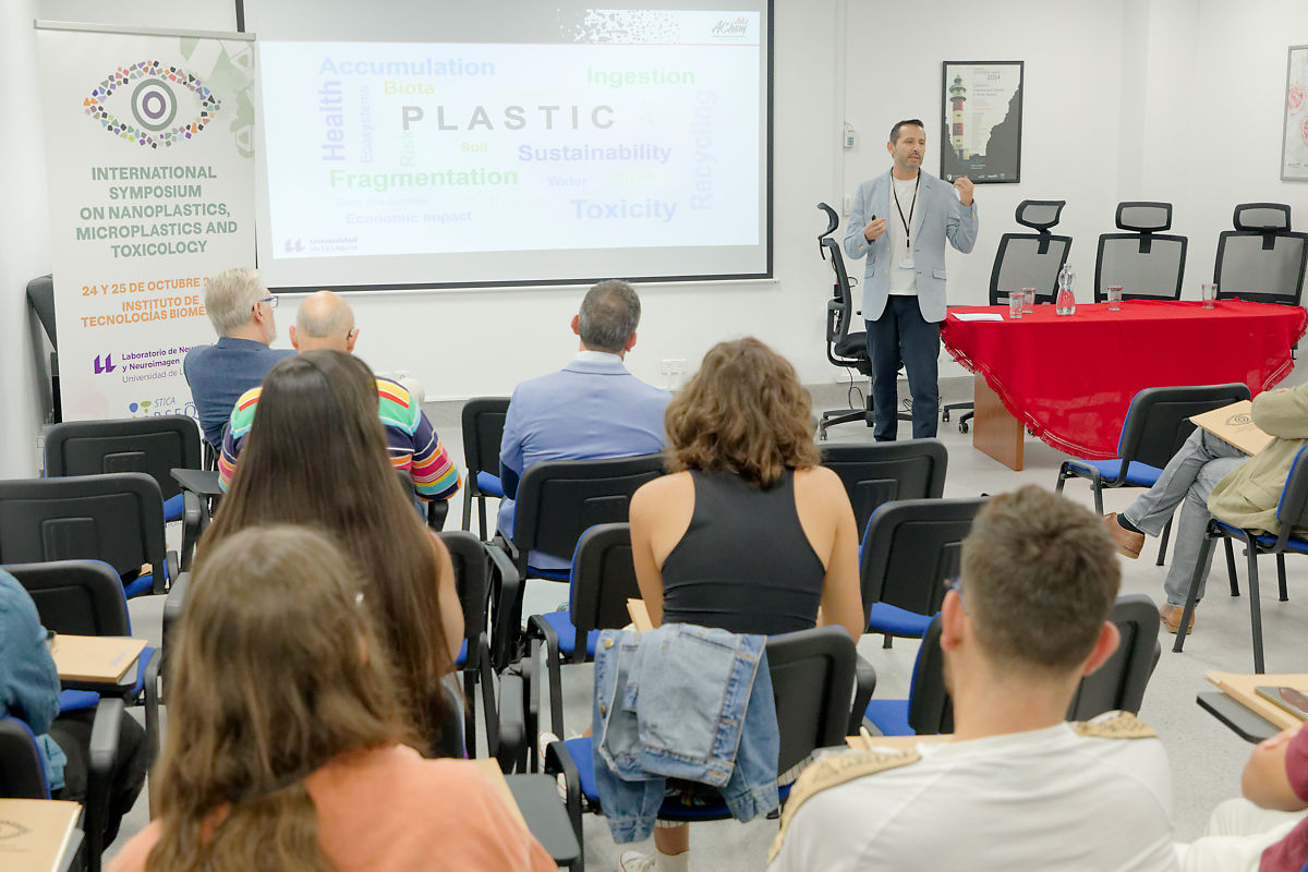 El catedrático Javier Hernández Borges ofreció en la primera ponencia una panorámica general sobre la problemática de los microplásticos.