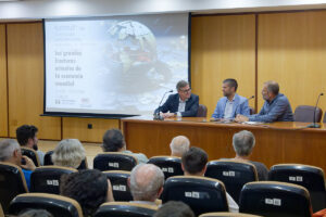 Juan Torres,  Francisco García y Francisco J. Amador al inicio de la conferencia. 