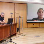 El catedrático de la ULL y organizador del seminario Eduardo Parra en la mesa, con la profesora Leydy Cevallos en pantalla.