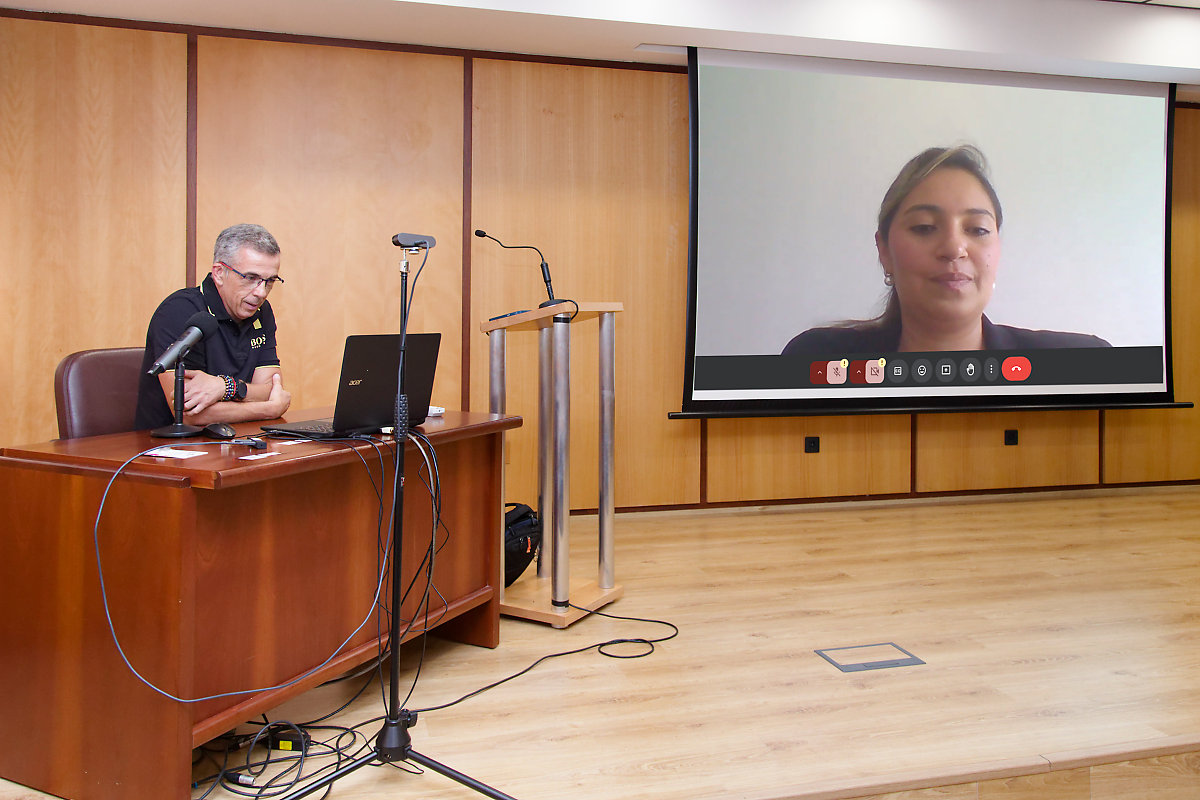 El catedrático de la ULL y organizador del seminario Eduardo Parra en la mesa, con la profesora Leydy Cevallos en pantalla.