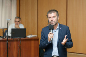 El rector durante la introducción del seminario.