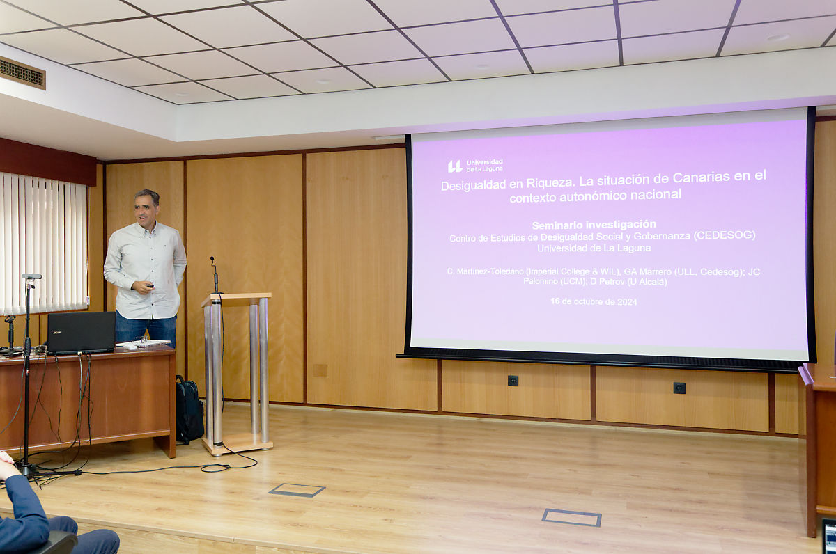 Gustavo Marrero durante la presentación del informe, celebrada en la Facultad de Economía, Empresa y Turismo.