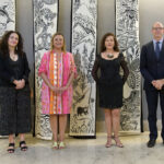 De izquierda a derecha, Carla Freile, Inmaculada González, Rosy Revelo y Guillermo de la Torre, posando ante los paneles que representan las cuatro grandes regiones de Ecuador.