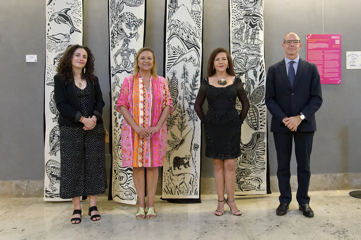 De izquierda a derecha, Carla Freile, Inmaculada González, Rosy Revelo y Guillermo de la Torre, posando ante los paneles que representan las cuatro grandes regiones de Ecuador.