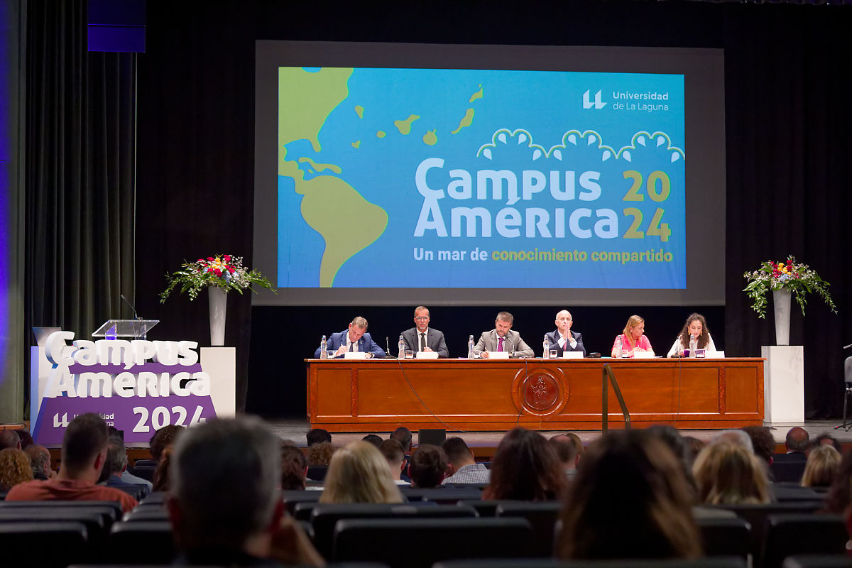 Imagen de la mesa inaugural de Campus América. De izquierda a derecha: Pedro González (Cabildo), Ciro Gutiérrez (Gobierno de Canarias), Francisco García (rector de la ULL), Ricardo Mairal (rector de la UNED), Inmaculada González (ULL) y Clara Freire (Ministerio de Cultura y Patrimonio de Ecuador).