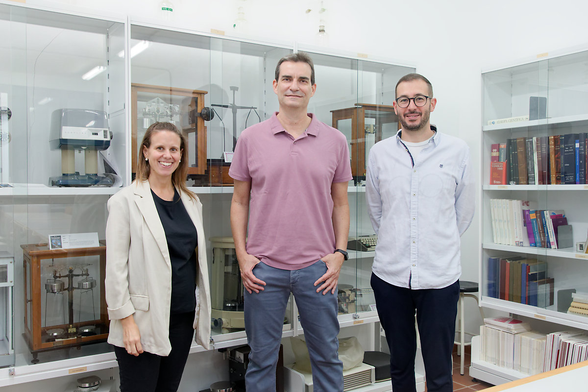 Bárbara Socas y Antonio V. Herrera-Herrera, del Área de Química Analítica e investigadores de AQAIMPA, junto a Julián Martínez, investigador de la Universidad de Campinas (en el centro).