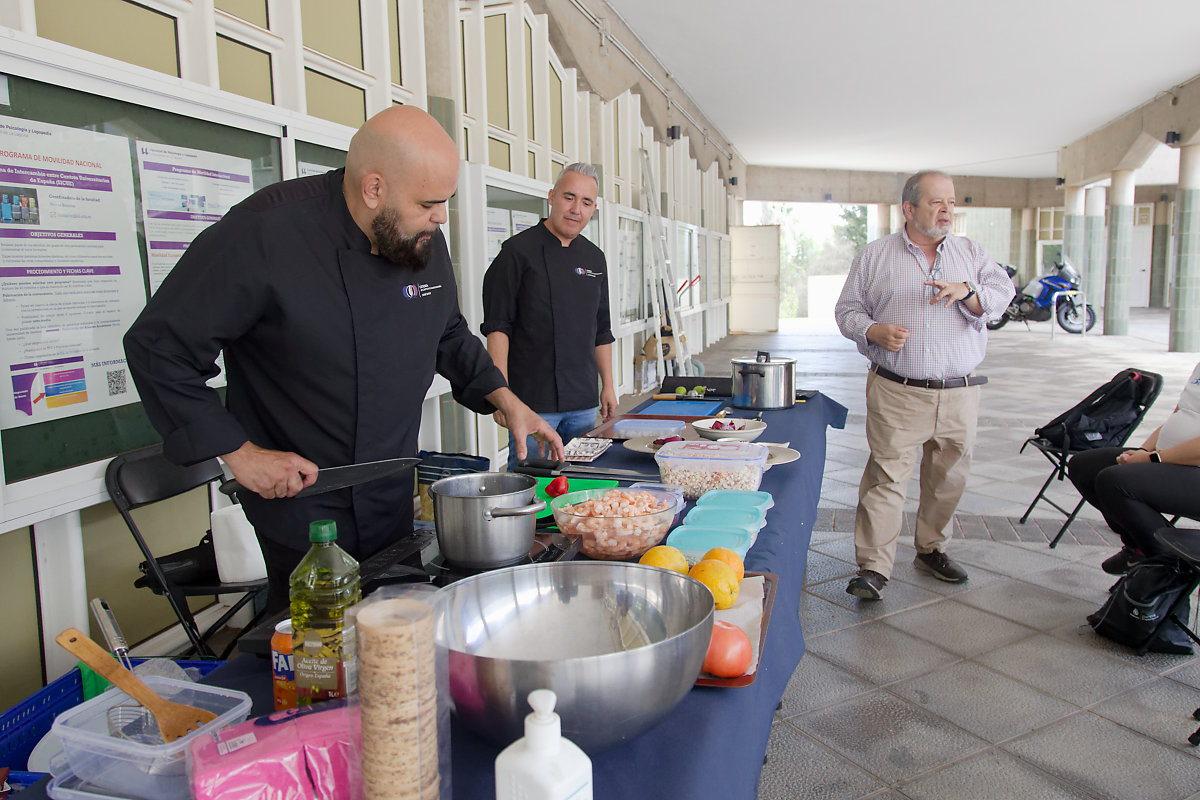 Francisco Almeida presentó a los chef José Darias y Marcos Gámez.