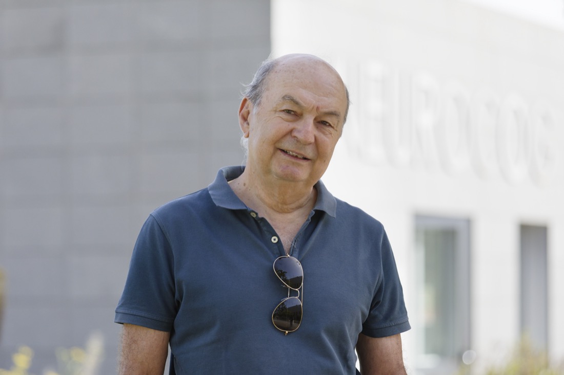 Hipólito Marrero posa ante la sede del Instituto Universitario de Neurociencia, en el Campus de Guajara.