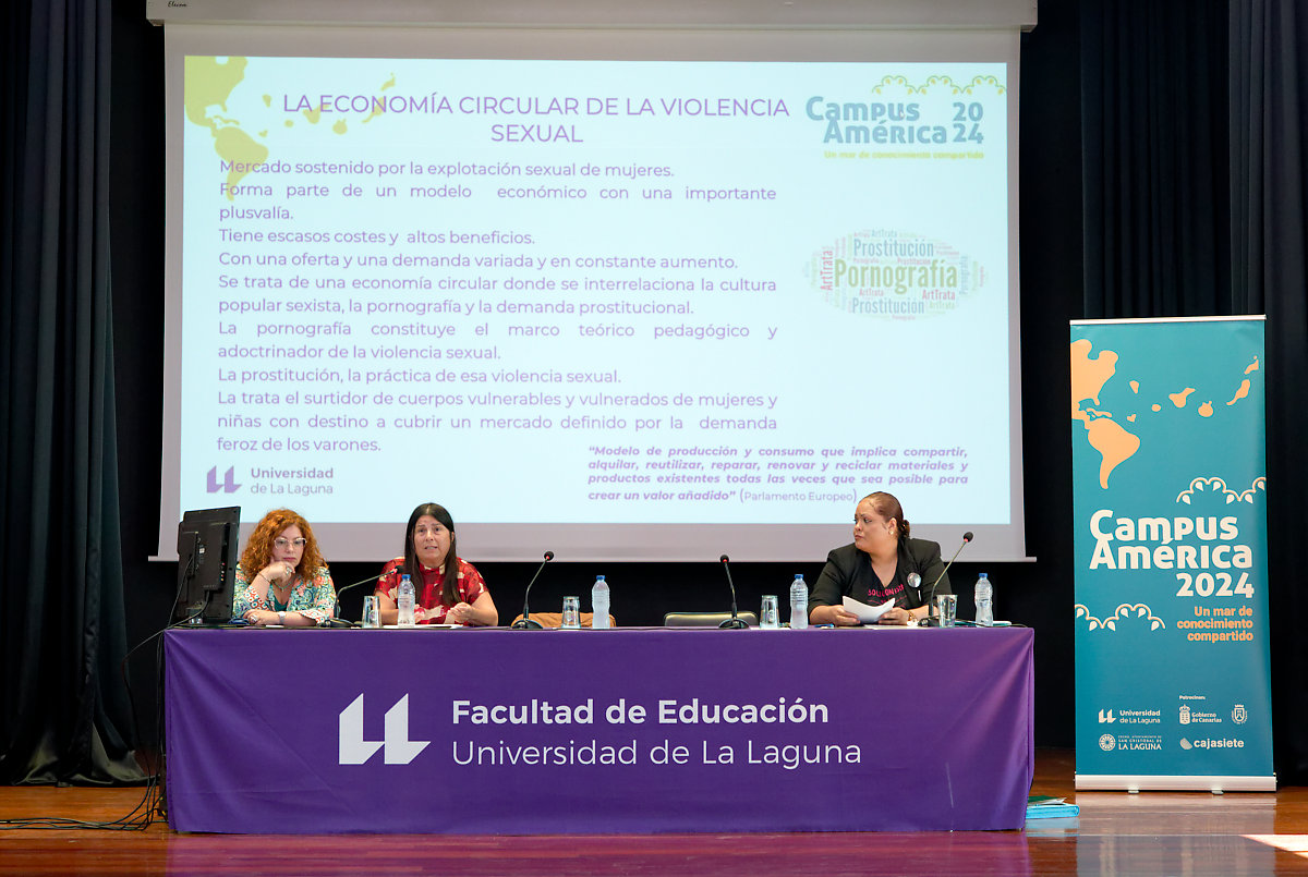 Sara García Cuesta (i), Esther Torrado (c) y Kamila Ferreira (d) al inicio del seminario celebrado en la Facultad de Educación.