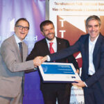 Stefano Dominioni (y director del Instituto Europeo de Itinerarios Culturales), el rector Francisco García (ULL) y Sergio Ortega (Ministerio de Cultura) posan con la distinción obtenida.