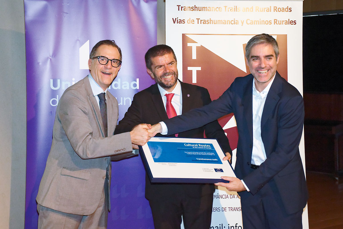 Stefano Dominioni (y director del Instituto Europeo de Itinerarios Culturales), el rector Francisco García (ULL) y Sergio Ortega (Ministerio de Cultura) posan con la distinción obtenida.