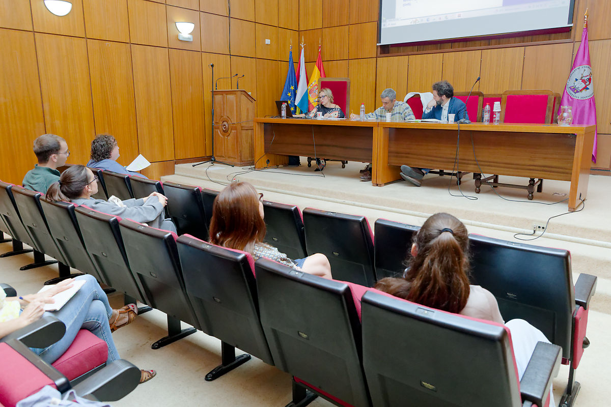 En la mesa del seminario, Ayhamy González, Fernando y Juan Pablo Montiel.