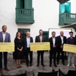 Los premiados posan junto a las autoridades al finalizar el acto celebrado en Lanzarote.