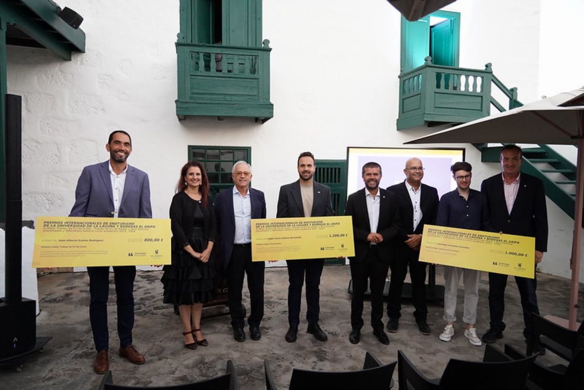 Los premiados posan junto a las autoridades al finalizar el acto celebrado en Lanzarote.