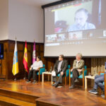 Vista general de la mesa, con la intervención de Pedro Miguel Ruiz en la pantalla.