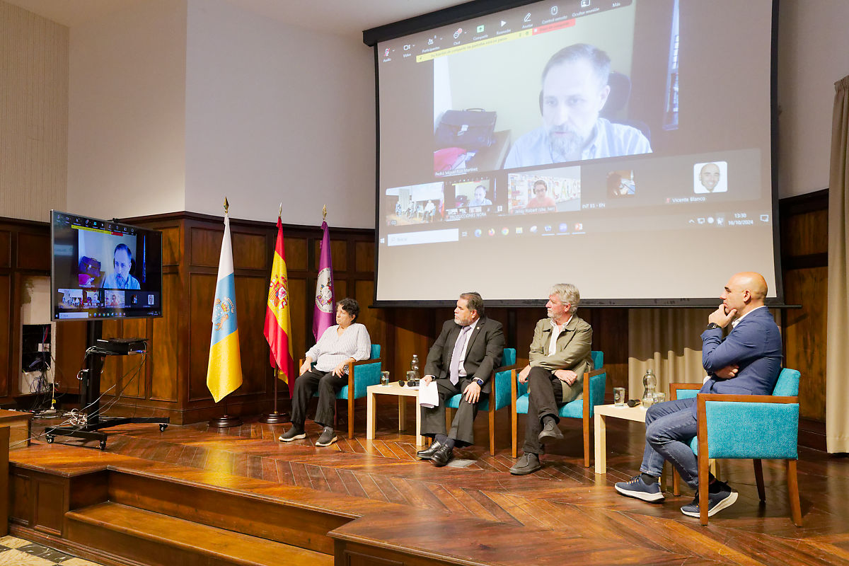 Vista general de la mesa, con la intervención de Pedro Miguel Ruiz en la pantalla.