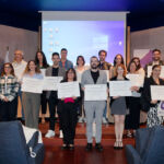 El alumnado con premio extraordinario de doctorado que acudió al acto posa con el equipo de gobierno de la Escuela de Doctorado tras recibir sus distinciones.