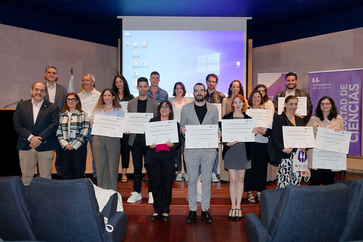 El alumnado con premio extraordinario de doctorado que acudió al acto posa con el equipo de gobierno de la Escuela de Doctorado tras recibir sus distinciones.