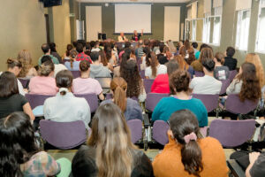 La sala de la charla, abarrotada.