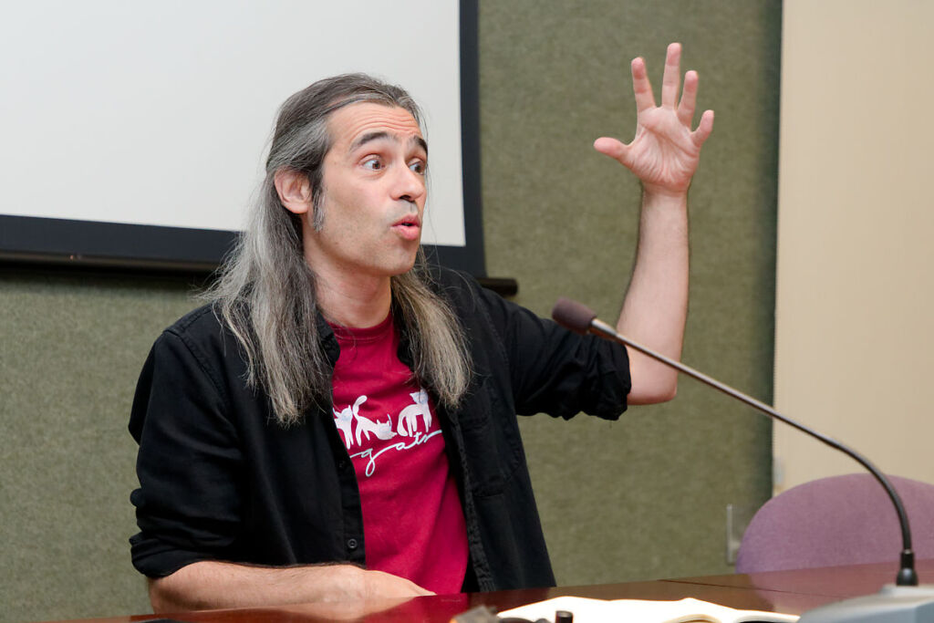 Álvaro Tato demostró durante la charla sus habilidades dramáticas recitando varios pasajes de obras clásicas para demostrar su vigencia.