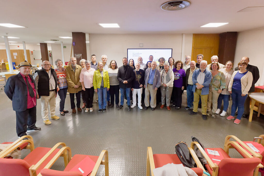 El rector y el personal del Servicio de Biblioteca posa junto ocn las personas que hoy han realizado la firma de las actas de donación para el Archivo de la Transición Democrática en Canarias.