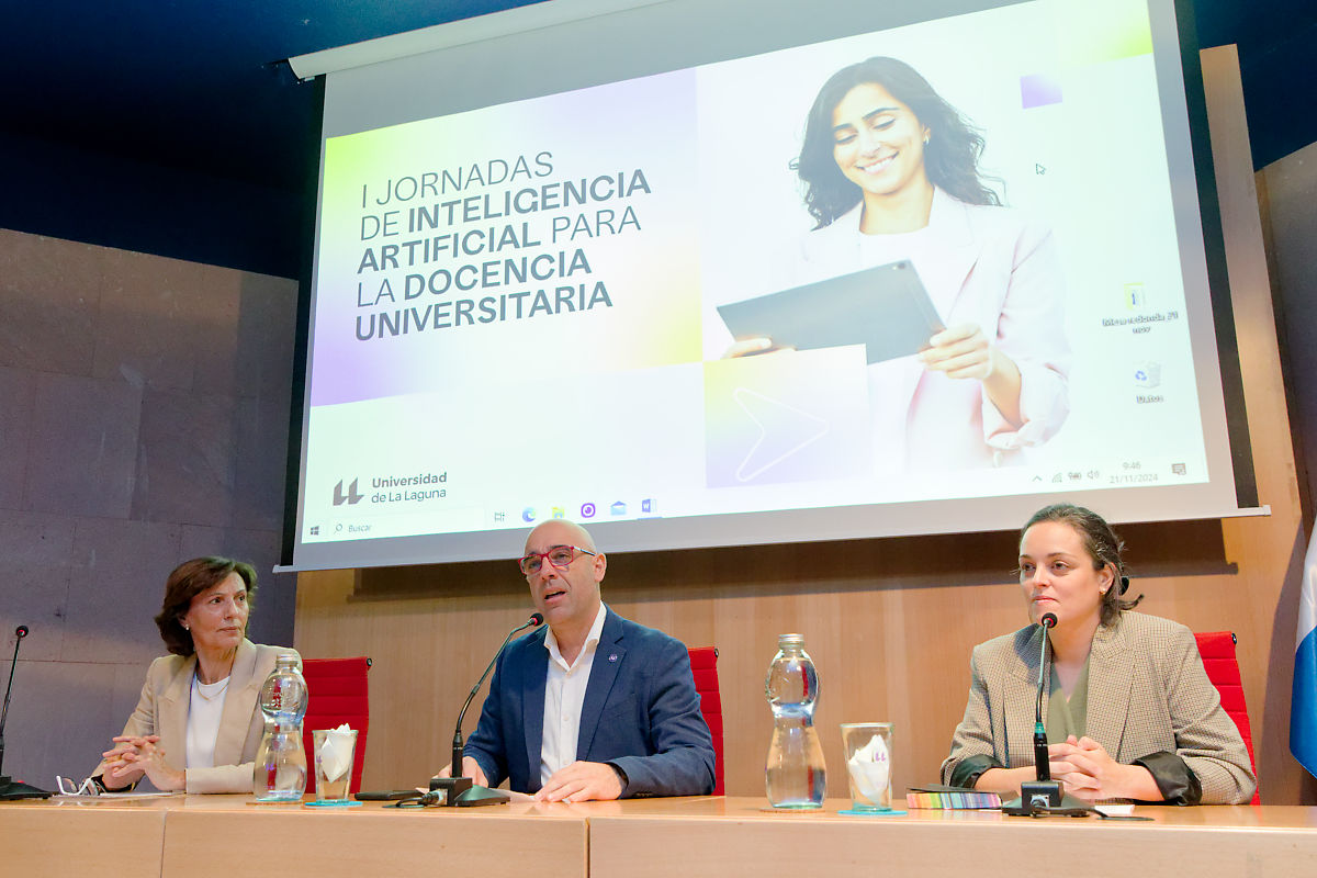 De izquierda a derecha: la decana de la Facultad de ciencias, Mª del Mar Afonso; el vicerrector de Transformación Digital, Vicente Blanco; y la directora de secretariado de Docencia Digital, Belén San Nicolás, en el acto inaugural.