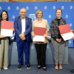 Entrega de premio al TFG, desarrollado por la egresada Regina Padrón con la tutorización de la catedrática Luisa María Vera, junto a sus entidades colaboradoras: TEIDEAGUA y Asociación de vecinos Cuevas de Lino (Batán).